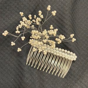 Hair accessory comb with mini faux pearl embellishment. Vintage 1980’s.
